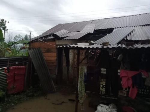 Puting Beliung Menerpa Atap Rumah Warga, Anak-Anak Menangis Ketakutan
