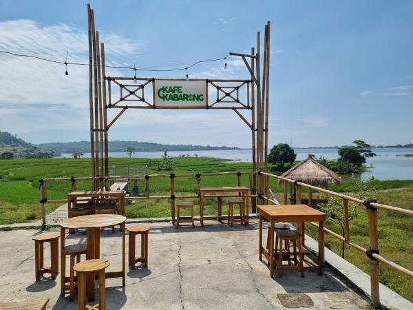 Kafe Kabarong Desa Sinarancang, Suguhkan Pemandangan Danau Setupatok yang Menawan
