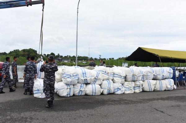 TNI AL Tangkap Kapal Bermuatan 116 Karung Pakaian Bekas Ilegal dari Malaysia, Begini Kronologinya