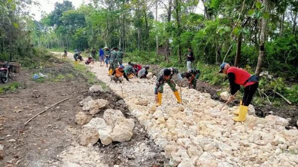 Meski Cuaca Ekstrem, TNI dan Warga Tetap Berjibaku Bangun Jalan Rusak di Tengah Hutan