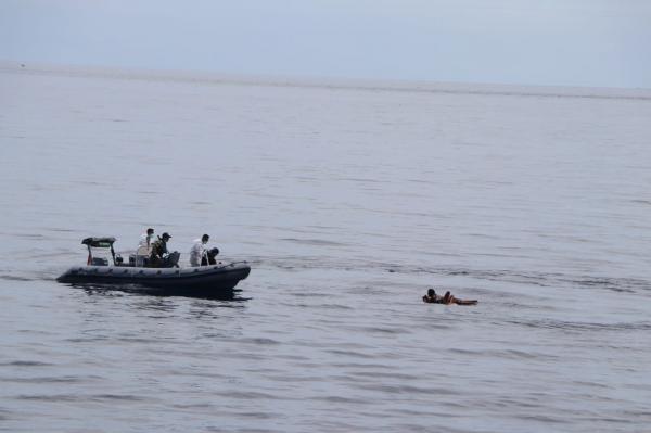 Unsur-unsur KRI Koarmada II Terlibat SAR Laka Laut KM Ladang Pertiwi 02 di Selat Makassar