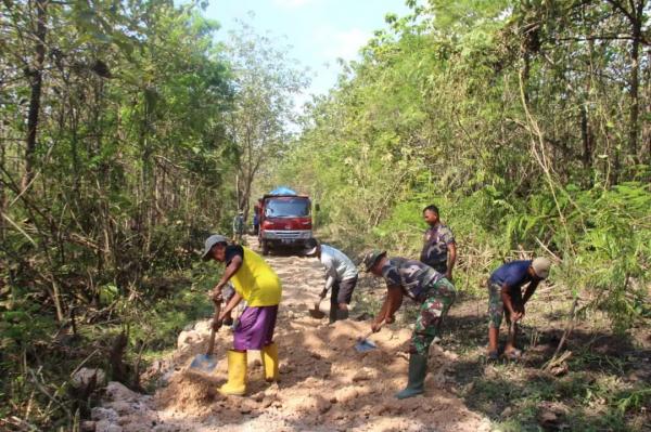 Warga dan Prajurit TNI Belah Hutan Jati Buka Jalan Alas Malang