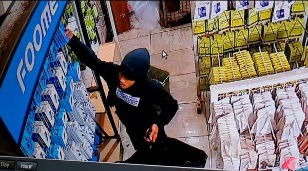 Pelaku Pencurian Toko Aksesoris Handphone di Klapanunggal Bogor Terekam CCTV