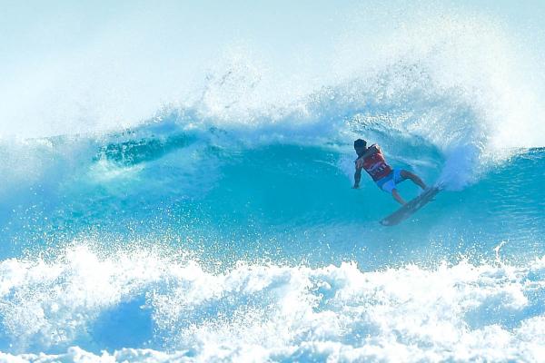 Aksi Memukau Peselancar World Surf League di Pantai Plengkung Banyuwangi