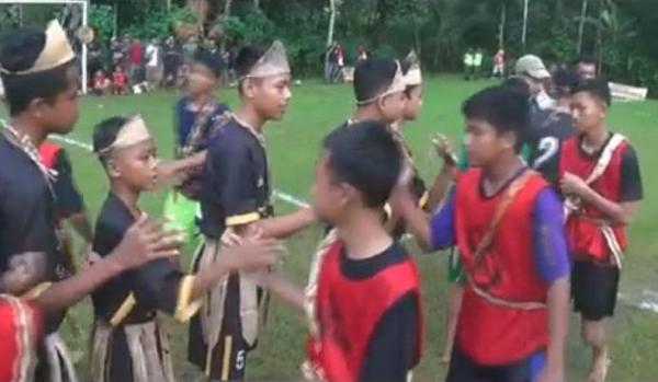 Liga Pisang Borobudur, Pemain hingga Wasit Pakai Aksesoris Pisang