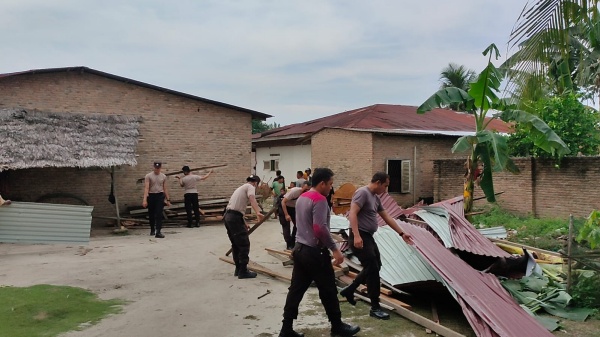 53 Rumah Warga di Deli Serdang Rusak Digulung Puting Beliung, Polisi Turun Tangan