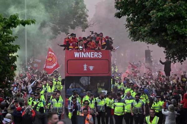 Gagal Rebut Trofi Liga Champions, Pemain Liverpool tetap Diarak Keliling Kota