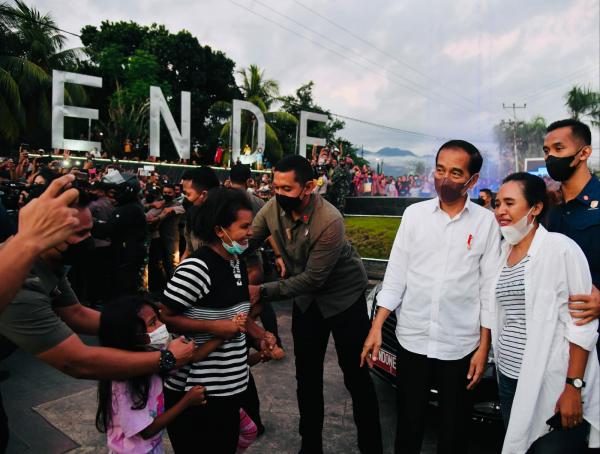 Tiba di Ende, Presiden Jokowi Disambut Ribuan Warga di Bundaran Simpang Lima Kota Ende