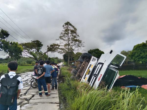 Akibat Jalan Rusak, Tronton Bermuatan Klinker Terguling di Malingping