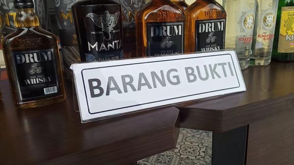 Polisi Amankan 7.681 Botol Miras di Pandeglang