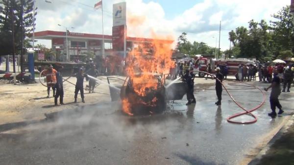 ﻿Minibus Muat Sejumlah Jeriken Terbakar saat Antre di SPBU Martandu Kendari