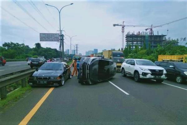 Kecelakaan di Tol Jakarta -Tangerang: Tabrak BMW, Kijang Innova Terguling