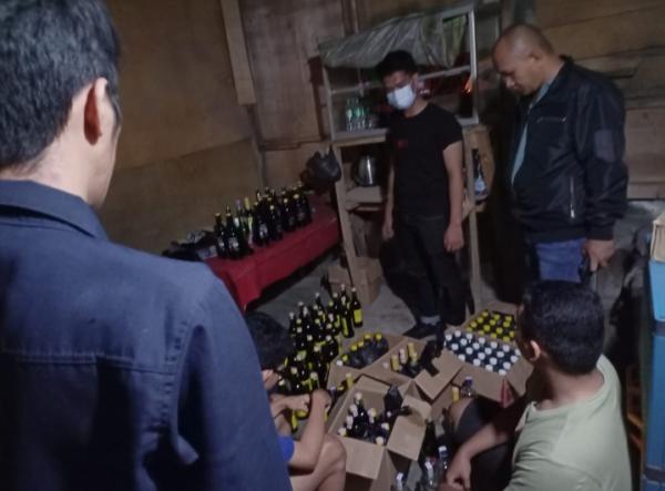 Razia Warung di Harjamukti, Satnarkoba Polres Ciko Dapati Ratusan Botol Miras