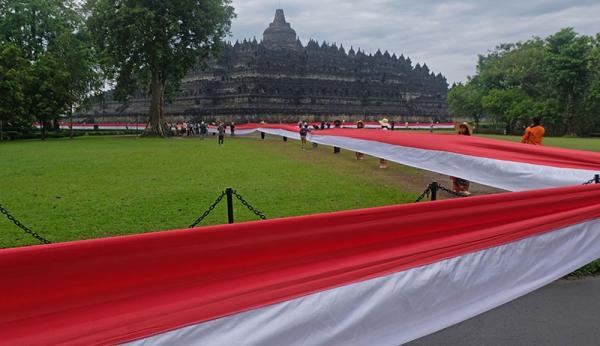 Hari Lahir Pancasila 1 Juni, Merah Putih Sepanjang 1 Km Membentang di Candi Borobudur