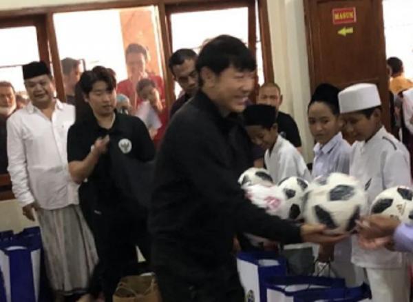 Bagi-bagi Hadiah di Pesantren, Shin Tae-yong Inginkan Anak-anak Punya Impian dan Harapan