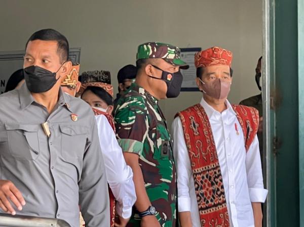 Jokowi dan Kabais TNI Ngobrol Serius di Bandara Umbu Mehang Kunda, Ada Apa?