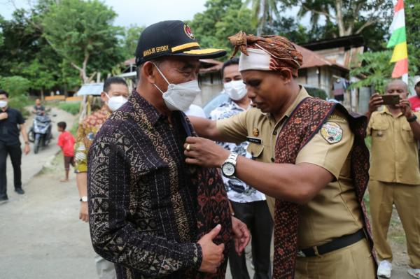 Muhadjir Effendy Terkesan Tenun Ikat Khas Lio: Budaya Indonesia yang Harus Dijaga Kelestariannya