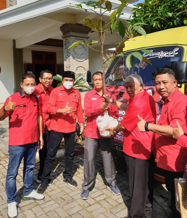 Hari Lahir Pancasila, PDIP NTB Bagikan Ribuan Bibit Buah di Lombok