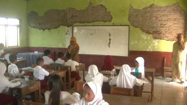 Sekolah Rusak Parah dan Nyaris Ambruk, Pelajar SDN di Subang Belajar dengan Kondisi Was-was