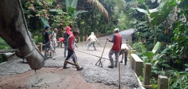 Jalan Rusak di Pangbogoan Labuan Diperbaiki dengan Dana CSR Telkom
