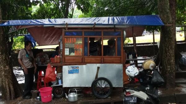 Tukang Bakso Legendaris di Depan Dinkes Kota Bogor Selalu Ramai Pembeli,  Warga: Harganya murah