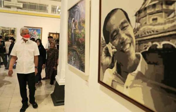 Cosplay Jadi Dukun, Ganjar Kagumi Lukisan Karya Seniman Top Di Galery Pameran.