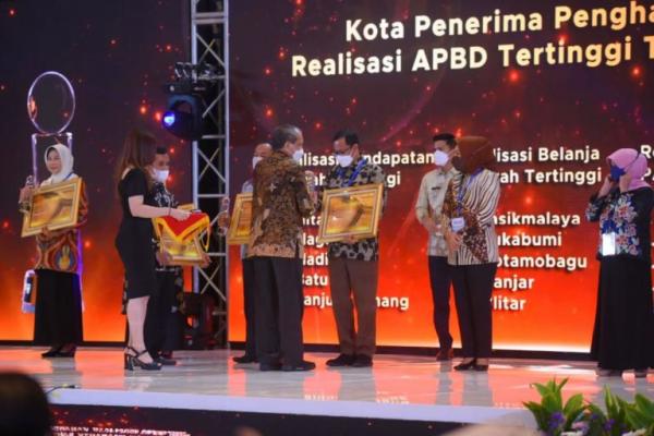 Pemkot Sukabumi Raih Penghargaan Realisasi Belanja Daerah Tertinggi