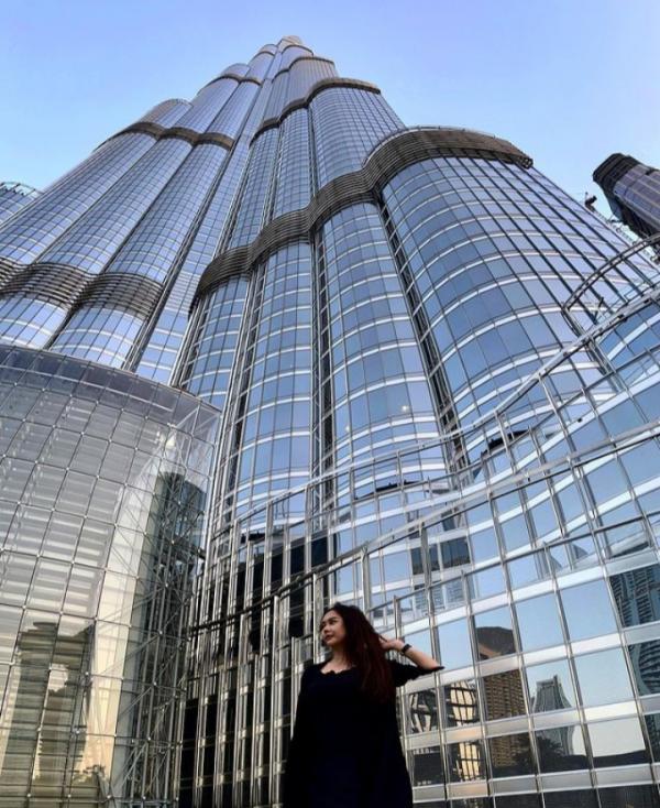 Pose Pakai Kaos Ketat di Burj Khalifa Dubai, Aura Kasih Bikin Netizen Susah Tidur