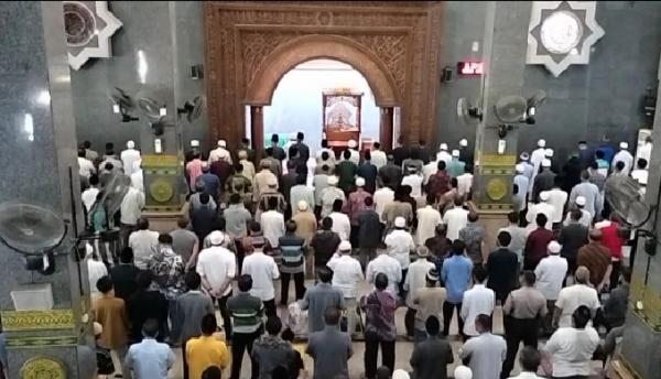 Shalat Gaib untuk Emmeril Khan Mumtadz, Ribuan Jamaah Penuhi Masjid At -Taqwa Kota Cirebon