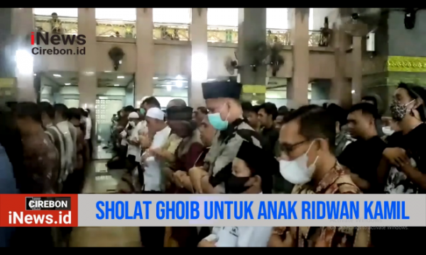 Video Ribuan Warga Cirebon Gelar Salat Gaib untuk Emmeril Khan Mumtadz