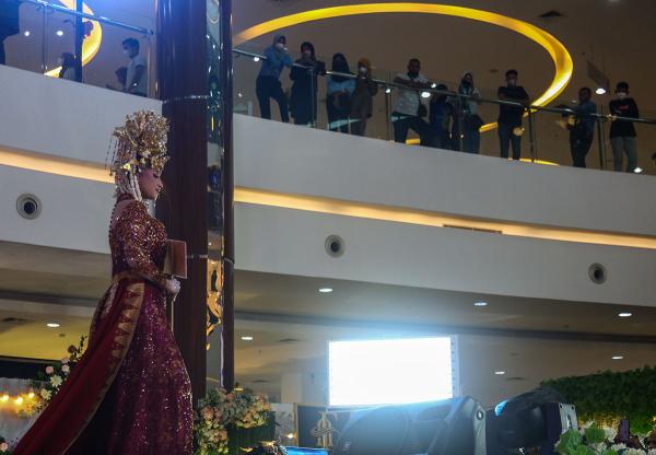 Pesona Ragam Pakaian Adat Nusantara saat Tampil di Sriwijaya Wedding Expo