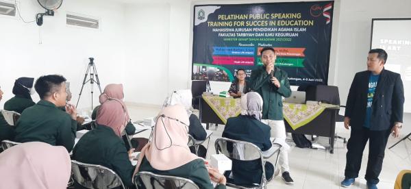 Pengajar Harus Menguasai Public Speaking