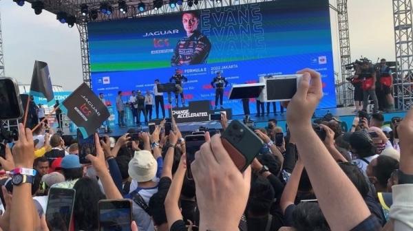Penonton Sambut Meriah Mitch Evans Saat Naik Podium Juara Formula E Jakarta 2022