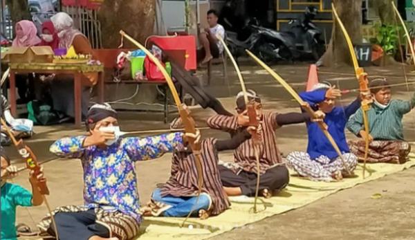 Olahraga Tradisional Unik di Indonesia, Salah Satunya Mirip Gulat Jepang