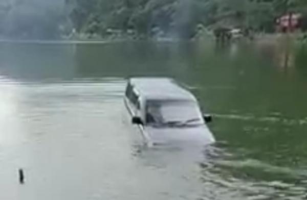 Mobil Milik Warga Karanganyar, Kecebur Tlaga Ngebel Ponorogo Berhasil di Evakuasi