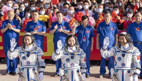 China Sukses Kirim Tiga Astronotnya ke Luar Angkasa