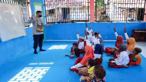 Kisah Bripka Sandry YR, Bhabinkamtibmas yang Bangun Rumah Belajar Agar Anak-anak Papua Pintar 