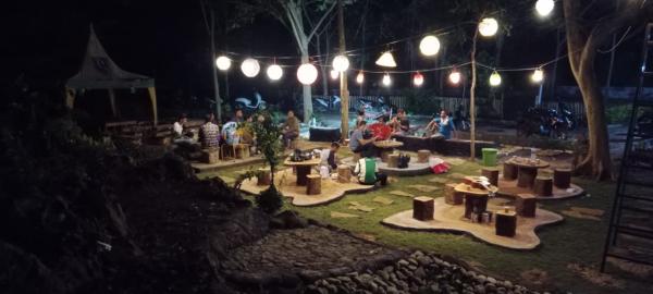 Romantisme Ngopi Malam di Kedai Rimba Sendang Asmoro