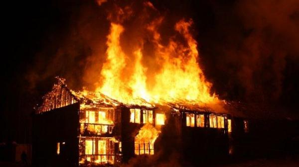 Ditinggal Pemiliknya, Sebuah Rumah di Cibinong Kabupaten Bogor Ludes Kebakaran