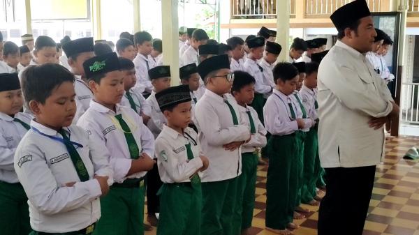 Ratusan Siswa MI Al-Falah Kediri Lakukan Sholat Gaib Bagi Almarhum Eril