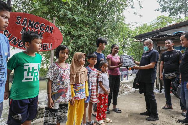 Pewarta Foto Indonesia Berbagi Perlengkapan Belajar di Kampung Aur Medan