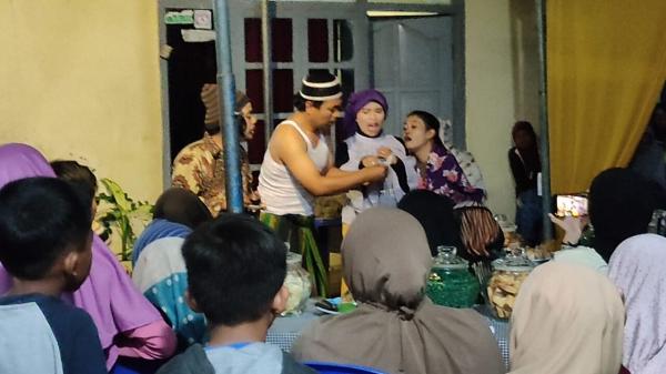 Tantangan Pentas Dengung Teater Temanggung di Acara Hajatan di Dusun Kendil