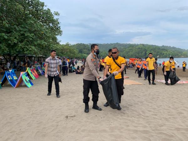 Peringati Hari Bhayangkara Tahun 2022, Polres Pangandaran Gelar Aksi Bersih-bersih Pantai