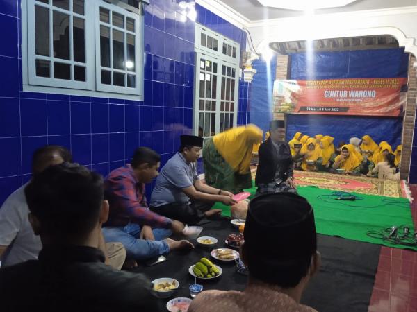 Guntur Wahono Memberikan Bantuan Kas untuk Kelompok Pengajian Dusun Darungan