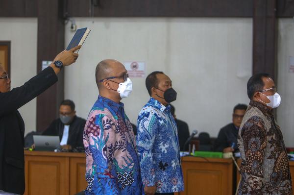 Momen Dodi Reza Alex Noerdin Jalani Sidang di Palembang