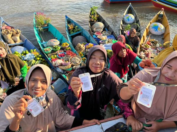 Canggih! Pedagang Pasar Apung Kalimantan Selatan Punya Kalung QRIS untuk Transaksi