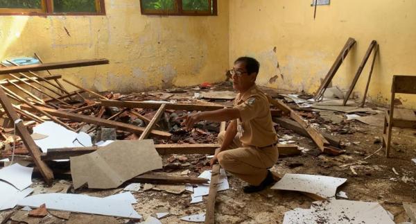 Duh,. Tidak Kunjung Diperbaiki, Ruang Kelas SDN Dayakan Ambruk