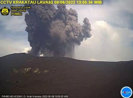Erupsi, Gunung Anak Krakatau Muntahkan Abu Setinggi 500 Meter