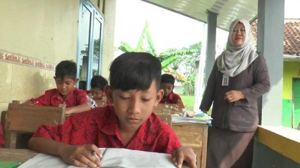 Siswa SD di Grobogan, Terus Jalani Ujian Meski Gedung Sekolahnya Rusak Parah
