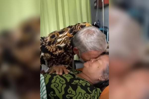 Viral! Momen Sang Kakek Temani Istri Tercinta hingga Akhir Hayat, Bikin Sedih Netizen